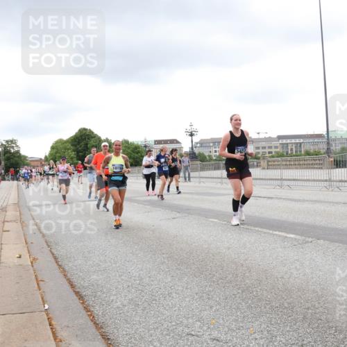 29.06.2025 - hella hamburg halbmarathon Lena Gebhardt http://msf.ph/oto/8287204 29.06.2025 10:55:29 Lombardsbrücke 19199, 5493, 1013, 1616, 1873, 1917, 2090, 2452, 3101, 3115, 3157, 3244, 3274, 3577, 4039, 4628, 5040, 5220, 5222, 5483, 5487, 5575, 6257, 6395, 6396, 6944, 7219, 7238, 7548, 7680, 7766, 8403, 8519, 8527, 8626, 8648, 9548, 9614, 9618, 9857, 9858, 9956, 10094, 10436, 10438, 10458, 10559, 10593, 10885, 11109, 11737, 11788, 11908, 12147, 12148, 12695, 12902, 13098, 13230, 13548, 14515, 14727, 15152, 15160, 16385 meine-sportfotos.de