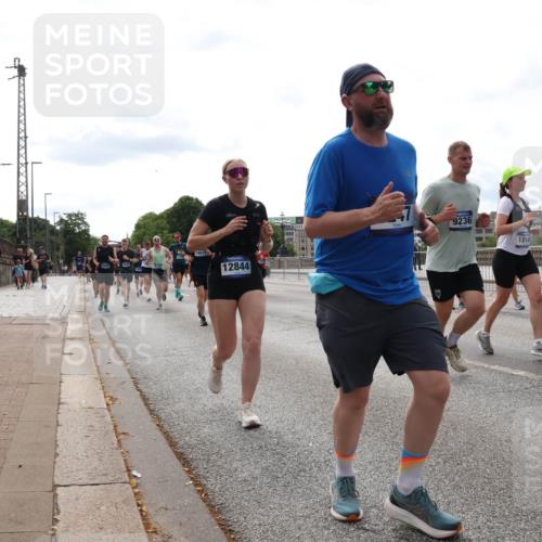 29.06.2025 - hella hamburg halbmarathon Lena Gebhardt http://msf.ph/oto/8287234 29.06.2025 10:20:58 Lombardsbrücke 12844, 9236, 9011, 18141, 1011, 1028, 1266, 1471, 1658, 2053, 2101, 2325, 2383, 2834, 2923, 2945, 2956, 2986, 3161, 3247, 3453, 3733, 3781, 3813, 4082, 4166, 4288, 4350, 4422, 4754, 4869, 5041, 5061, 5181, 5625, 5767, 6275, 6308, 6608, 7228, 7608, 8113, 8724, 8726, 8940, 9005, 9011, 9108, 9236, 9501, 9981, 10050, 10350, 10585, 10602, 11100, 11145, 11698, 11995, 12175, 12694, 12844, 13057, 13508 meine-sportfotos.de
