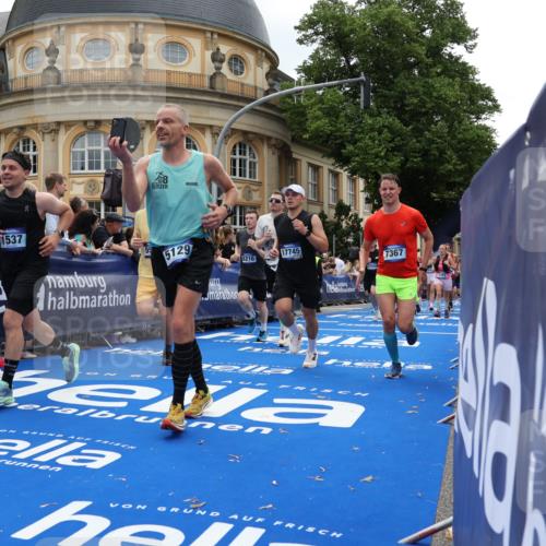 29.06.2025 - hella hamburg halbmarathon Strokosch-Dieckow http://msf.ph/oto/8287290 29.06.2025 10:48:23 Ziel 1537, 3747, 5129, 5362, 5528, 6081, 6923, 7367, 8216, 9262, 9770, 10860, 11451, 11467, 12149, 12549, 12690, 12840, 13962, 14033, 14990, 15735, 15808, 17395, 17745, 17855, 17982, 18251, 18790, 18923, 18963 meine-sportfotos.de