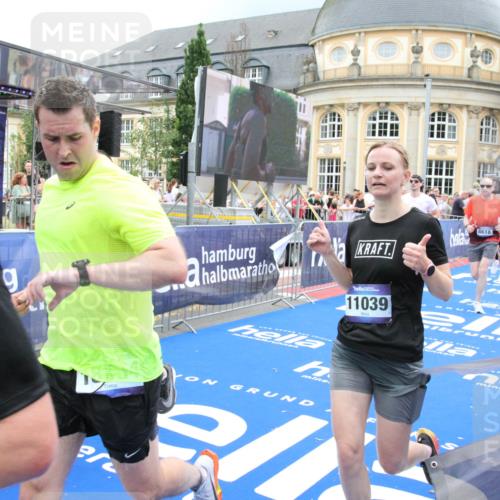 29.06.2025 - hella hamburg halbmarathon Michael Strokosch http://msf.ph/oto/8287292 29.06.2025 10:55:45 Ziel 1120, 1143, 1834, 2955, 2982, 4897, 5021, 6924, 7221, 8255, 8618, 10212, 11039, 12483, 12515, 14365, 14909, 15896, 18064, 18190 meine-sportfotos.de