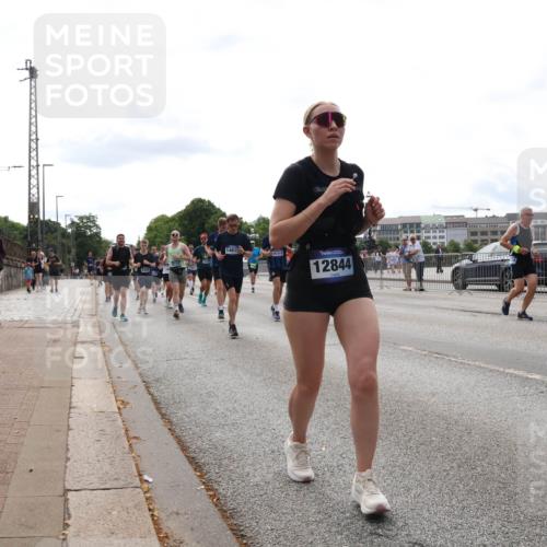 29.06.2025 - hella hamburg halbmarathon Lena Gebhardt http://msf.ph/oto/8287344 29.06.2025 10:20:59 Lombardsbrücke 1461, 15113, 35, 12844, 9236, 1011, 1028, 1266, 1471, 1658, 2053, 2101, 2325, 2383, 2834, 2923, 2945, 2956, 2986, 3161, 3247, 3453, 3733, 3781, 3813, 4082, 4288, 4350, 4422, 4754, 4869, 5041, 5061, 5181, 5625, 5767, 6275, 6308, 6608, 7228, 7608, 8113, 8724, 8726, 8844, 8940, 9005, 9011, 9108, 9236, 9501, 9981, 10050, 10350, 10585, 10602, 11100, 11145, 11698, 11995, 12175, 12694, 12844, 13057, 13508 meine-sportfotos.de