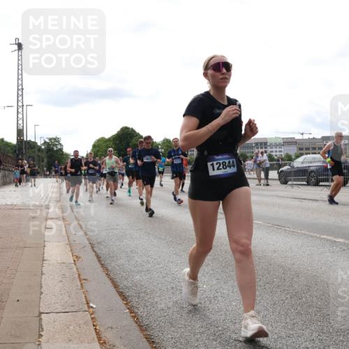 29.06.2025 - hella hamburg halbmarathon Lena Gebhardt http://msf.ph/oto/8287385 29.06.2025 10:20:59 Lombardsbrücke 15113, 12844, 1011, 1028, 1266, 1471, 1658, 2053, 2101, 2325, 2383, 2834, 2923, 2945, 2956, 2986, 3161, 3247, 3453, 3733, 3781, 3813, 4082, 4288, 4350, 4422, 4754, 4869, 5041, 5061, 5181, 5625, 5767, 6275, 6308, 6608, 7228, 7608, 8113, 8724, 8726, 8844, 8940, 9005, 9011, 9108, 9236, 9501, 9981, 10050, 10350, 10585, 10602, 11100, 11145, 11698, 11995, 12175, 12694, 12844, 13057, 13508 meine-sportfotos.de
