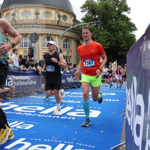 29.06.2025 - hella hamburg halbmarathon Strokosch-Dieckow http://msf.ph/oto/8287398 29.06.2025 10:48:24 Ziel 1537, 3747, 5129, 5362, 5528, 6081, 6923, 7367, 8216, 9262, 9770, 10000, 10860, 11451, 11467, 12149, 12549, 12690, 12840, 13962, 14033, 14990, 15735, 15808, 15917, 17395, 17745, 17855, 17982, 18251, 18790, 18923 meine-sportfotos.de