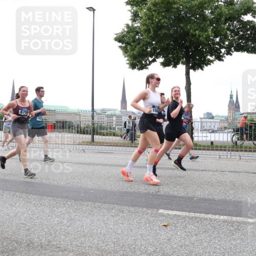 29.06.2025 - hella hamburg halbmarathon Lena Gebhardt http://msf.ph/oto/8287445 29.06.2025 10:46:37 Lombardsbrücke 1363, 1371, 1375, 1429, 1465, 1532, 1608, 1720, 1837, 1999, 2162, 2320, 2500, 2697, 3277, 3406, 3407, 3410, 3469, 3734, 3823, 4119, 4202, 4296, 4342, 4355, 4448, 4604, 5697, 5700, 5854, 6068, 6124, 6161, 6740, 7303, 7364, 7368, 7374, 7412, 7767, 7827, 7960, 7983, 8047, 8477, 8551, 8553, 8700, 9129, 9337, 9445, 9691, 10153, 10230, 11361, 11910, 12298, 12333, 12507, 12522, 13969, 14261, 15852, 16882, 16987 meine-sportfotos.de