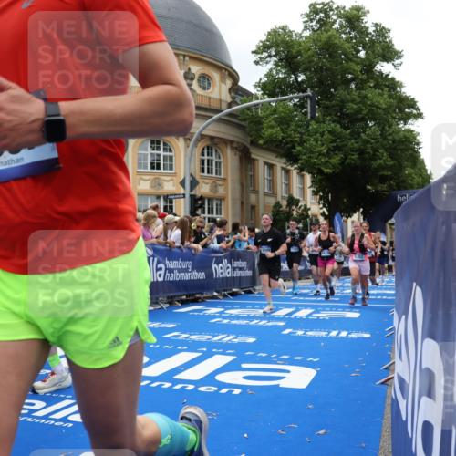 29.06.2025 - hella hamburg halbmarathon Strokosch-Dieckow http://msf.ph/oto/8287455 29.06.2025 10:48:25 Ziel 1537, 3747, 5129, 5362, 5528, 6081, 6923, 7367, 8216, 9262, 9770, 10000, 10860, 11451, 11467, 12149, 12549, 12690, 12840, 13962, 14033, 14990, 15735, 15808, 15917, 17395, 17745, 17855, 17982, 18251, 18790, 18923 meine-sportfotos.de