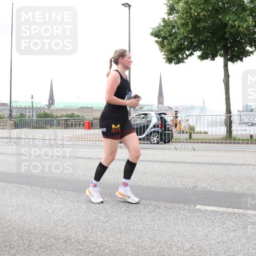 29.06.2025 - hella hamburg halbmarathon Lena Gebhardt http://msf.ph/oto/8287460 29.06.2025 10:55:30 Lombardsbrücke 1013, 1616, 1873, 1917, 2090, 2452, 3101, 3115, 3157, 3244, 3274, 3577, 4039, 4628, 5040, 5220, 5222, 5483, 5487, 5575, 6257, 6395, 6396, 6944, 7219, 7238, 7548, 7680, 7766, 7969, 8403, 8519, 8527, 8626, 8648, 9548, 9614, 9618, 9857, 9858, 9956, 10094, 10436, 10438, 10458, 10559, 10593, 10885, 11109, 11737, 11788, 11903, 11908, 12147, 12148, 12695, 12902, 13098, 13230, 13548, 14515, 14727, 15152, 15160, 16385 meine-sportfotos.de