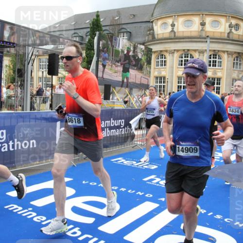 29.06.2025 - hella hamburg halbmarathon Michael Strokosch http://msf.ph/oto/8287477 29.06.2025 10:55:47 Ziel 1120, 1143, 1834, 2955, 4897, 5021, 6569, 6924, 7221, 8255, 8618, 10212, 11039, 12483, 12858, 14365, 14909, 15896, 16401, 16434, 16786, 18064, 18190, 19047 meine-sportfotos.de