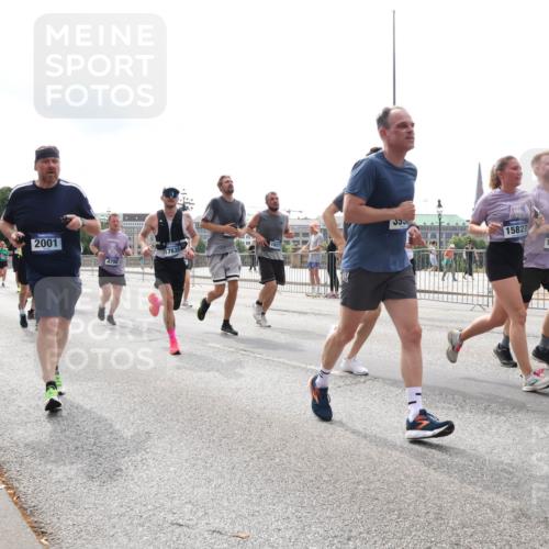 29.06.2025 - hella hamburg halbmarathon Lena Gebhardt http://msf.ph/oto/8287479 29.06.2025 10:36:02 Lombardsbrücke 2001, 4798, 17635, 15827, 100, 1119, 1008, 1010, 1036, 1102, 1108, 1183, 1336, 1730, 1775, 1780, 1835, 2352, 2425, 2520, 2787, 2811, 2827, 2870, 3243, 3401, 3404, 3598, 3699, 3741, 3877, 3990, 4245, 4326, 4413, 4798, 4902, 4937, 5147, 5246, 5666, 5809, 6021, 6092, 6093, 6184, 6417, 6845, 6867, 6896, 7086, 7111, 7140, 7275, 7304, 7382, 7575, 7576, 8333, 8356, 8581, 8947, 9342, 9432, 9803, 9806, 9819, 10652, 12026, 12408 meine-sportfotos.de