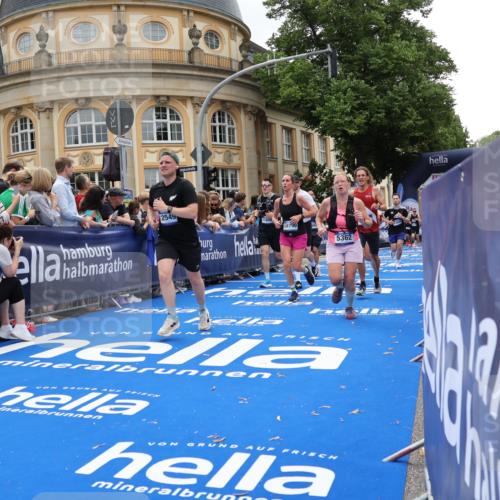29.06.2025 - hella hamburg halbmarathon Strokosch-Dieckow http://msf.ph/oto/8287515 29.06.2025 10:48:26 Ziel 1163, 1176, 1537, 2213, 3747, 5129, 5362, 5528, 6081, 6923, 7367, 8216, 9262, 10000, 10860, 11451, 11579, 12149, 12549, 12690, 12840, 13962, 14033, 14990, 15808, 15917, 17395, 17745, 17855, 17982, 18251, 18790, 18815, 18923 meine-sportfotos.de