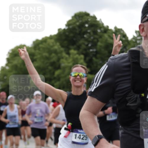 29.06.2025 - hella hamburg halbmarathon Jannik Wohlers http://msf.ph/oto/8287547 29.06.2025 10:35:44 Lombardsbrücke 1008, 1010, 1036, 1183, 1775, 1780, 1835, 2520, 2870, 3401, 3699, 3741, 3877, 4245, 4326, 4798, 4937, 5246, 5666, 6092, 6093, 6184, 6417, 6896, 7086, 7111, 7140, 7275, 7575, 7576, 8356, 8581, 8947, 9978, 10146, 10577, 11010, 11187, 11198, 11979, 12342, 12343, 12660, 12661, 13422, 13492, 13600, 13602, 13679, 14134, 14189, 14249, 14251, 14955, 15075, 15078, 15248, 15370, 15587, 15612, 15617, 15618, 15676, 15677, 15827, 15830, 15876, 16570, 16571, 17635 meine-sportfotos.de