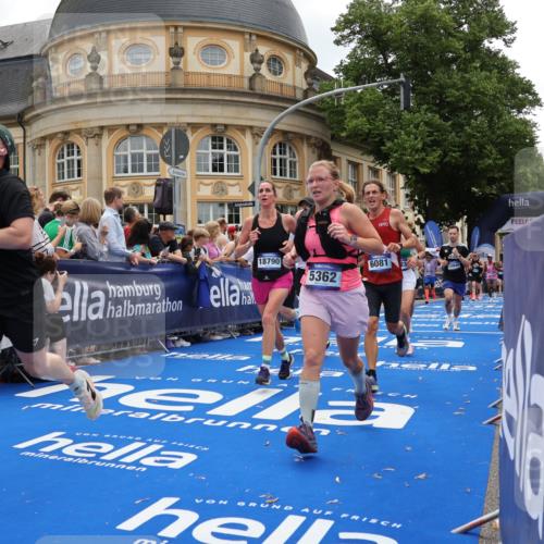29.06.2025 - hella hamburg halbmarathon Strokosch-Dieckow http://msf.ph/oto/8287567 29.06.2025 10:48:27 Ziel 1163, 1176, 1537, 2213, 3747, 5129, 5362, 5528, 6081, 6923, 7367, 8216, 9262, 10000, 10860, 11451, 11579, 12149, 12549, 12690, 12840, 13962, 14033, 14990, 15573, 15808, 15917, 17395, 17745, 17855, 17982, 18251, 18790, 18815, 18923 meine-sportfotos.de