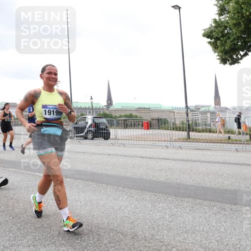 29.06.2025 - hella hamburg halbmarathon Lena Gebhardt http://msf.ph/oto/8287616 29.06.2025 10:55:31 Lombardsbrücke 11109, 19199, 1013, 1616, 1873, 1917, 2090, 2452, 3101, 3115, 3157, 3244, 3274, 3577, 4039, 4628, 4896, 5040, 5220, 5222, 5483, 5487, 5575, 6257, 6395, 6396, 6944, 7219, 7238, 7548, 7680, 7766, 7969, 8403, 8519, 8527, 8532, 8626, 8648, 9548, 9614, 9618, 9857, 9858, 9956, 10094, 10436, 10438, 10458, 10559, 10593, 10885, 11109, 11737, 11788, 11903, 11908, 11962, 11963, 12147, 12148, 12695, 12902, 13098, 13230, 13548, 14515, 14727, 15152, 15160, 16385 meine-sportfotos.de
