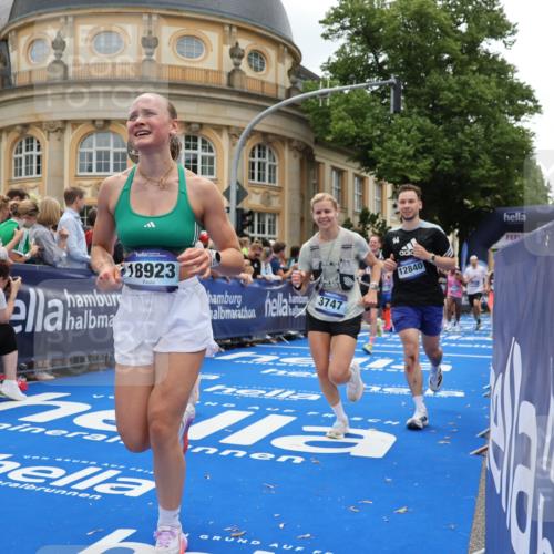 29.06.2025 - hella hamburg halbmarathon Strokosch-Dieckow http://msf.ph/oto/8287634 29.06.2025 10:48:28 Ziel 1163, 1176, 1537, 2213, 3747, 5129, 5362, 5421, 5528, 6081, 6923, 8216, 9262, 10000, 10860, 11451, 11579, 12149, 12549, 12690, 12840, 13962, 14033, 14990, 15573, 15808, 15917, 17395, 17745, 17855, 18251, 18790, 18815, 18923 meine-sportfotos.de