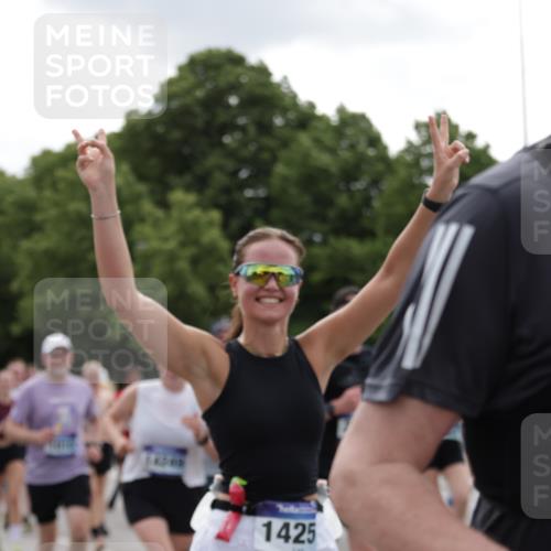 29.06.2025 - hella hamburg halbmarathon Jannik Wohlers http://msf.ph/oto/8287677 29.06.2025 10:35:45 Lombardsbrücke 1008, 1010, 1036, 1183, 1775, 1780, 1835, 2520, 2870, 3401, 3404, 3699, 3741, 3877, 4245, 4326, 4798, 4937, 5246, 5666, 5809, 6092, 6093, 6184, 6417, 6896, 7086, 7111, 7140, 7275, 7575, 7576, 8356, 8581, 8947, 9978, 10146, 10577, 11010, 11187, 11198, 12342, 12343, 12660, 12661, 13227, 13422, 13492, 13600, 13602, 13679, 14134, 14189, 14249, 14251, 14955, 15075, 15078, 15248, 15370, 15587, 15612, 15617, 15618, 15676, 15677, 15876, 16570, 16571, 17635 meine-sportfotos.de