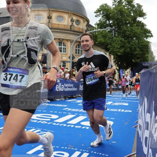 29.06.2025 - hella hamburg halbmarathon Strokosch-Dieckow http://msf.ph/oto/8287683 29.06.2025 10:48:29 Ziel 1163, 1176, 2213, 3747, 5362, 5421, 5528, 6081, 6923, 8216, 9262, 10000, 10860, 11451, 11579, 12149, 12549, 12690, 12840, 13962, 14033, 14990, 15573, 15808, 15917, 17395, 17855, 18251, 18790, 18815, 18923 meine-sportfotos.de