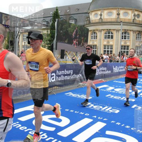 29.06.2025 - hella hamburg halbmarathon Michael Strokosch http://msf.ph/oto/8287706 29.06.2025 10:55:48 Ziel 1143, 1834, 4897, 5021, 6569, 6924, 7221, 8255, 8618, 10212, 12483, 12858, 13474, 14365, 14909, 16401, 16434, 16786, 18125, 18190, 19047 meine-sportfotos.de