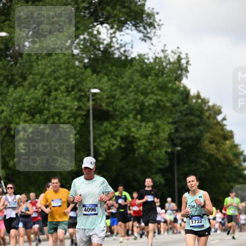 29.06.2025 - hella hamburg halbmarathon Dr. Thomas Lammeyer http://msf.ph/oto/8287756 29.06.2025 10:37:10 Kennedybrücke 1078, 1199, 1237, 1373, 1647, 1732, 1879, 2059, 2384, 2838, 2959, 3221, 3391, 3422, 3560, 3653, 3660, 3708, 4030, 4096, 4446, 4555, 5110, 5156, 5581, 6861, 7135, 7749, 7750, 8170, 8175, 8595, 8839, 8993, 9034, 9289, 9471, 9768, 9780, 9812, 10002, 10770 meine-sportfotos.de