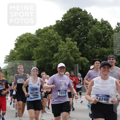29.06.2025 - hella hamburg halbmarathon Jannik Wohlers http://msf.ph/oto/8287785 29.06.2025 10:35:45 Lombardsbrücke 1008, 1010, 1036, 1183, 1775, 1780, 1835, 2520, 2870, 3401, 3404, 3699, 3741, 3877, 4245, 4326, 4798, 4937, 5246, 5666, 5809, 6092, 6093, 6184, 6417, 6896, 7086, 7111, 7140, 7275, 7575, 7576, 8356, 8581, 8947, 9978, 10146, 10577, 11010, 11187, 11198, 12342, 12343, 12660, 12661, 13227, 13422, 13492, 13600, 13602, 13679, 14134, 14189, 14249, 14251, 14955, 15075, 15078, 15248, 15370, 15587, 15612, 15617, 15618, 15676, 15677, 15876, 16570, 16571, 17635 meine-sportfotos.de