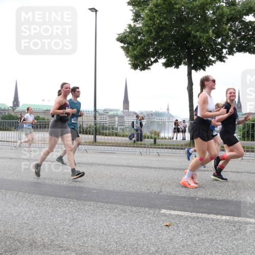 29.06.2025 - hella hamburg halbmarathon Lena Gebhardt http://msf.ph/oto/8287791 29.06.2025 10:46:37 Lombardsbrücke 1363, 1371, 1375, 1429, 1465, 1532, 1608, 1720, 1837, 1999, 2162, 2320, 2500, 2697, 3277, 3406, 3407, 3410, 3469, 3734, 3823, 4119, 4202, 4296, 4342, 4355, 4448, 4604, 5697, 5700, 5854, 6068, 6124, 6161, 6740, 7303, 7364, 7368, 7374, 7412, 7767, 7827, 7960, 7983, 8047, 8477, 8551, 8553, 8700, 9129, 9337, 9445, 9691, 10153, 10230, 11361, 11910, 12298, 12333, 12507, 12522, 13969, 14261, 15852, 16882, 16987 meine-sportfotos.de
