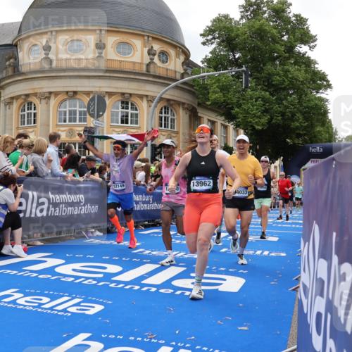 29.06.2025 - hella hamburg halbmarathon Strokosch-Dieckow http://msf.ph/oto/8287797 29.06.2025 10:48:32 Ziel 1163, 1176, 2213, 4553, 5421, 9262, 9538, 10000, 10859, 10860, 11451, 11579, 12149, 12690, 12840, 13962, 14033, 14511, 14990, 15573, 15808, 15917, 17395, 17855, 18251, 18790, 18815, 18923 meine-sportfotos.de
