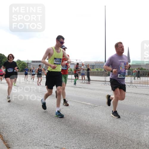 29.06.2025 - hella hamburg halbmarathon Lena Gebhardt http://msf.ph/oto/8287809 29.06.2025 10:36:05 Lombardsbrücke 2811, 12430, 1036, 4798, 1008, 1010, 1036, 1102, 1108, 1183, 1336, 1730, 1775, 1780, 1835, 2352, 2425, 2520, 2811, 2827, 2870, 3243, 3401, 3404, 3598, 3699, 3741, 3877, 3990, 4245, 4326, 4413, 4442, 4798, 4902, 4937, 5147, 5246, 5427, 5573, 5666, 5809, 5919, 6021, 6092, 6093, 6184, 6417, 6845, 6896, 7086, 7111, 7140, 7275, 7304, 7382, 7575, 7576, 8333, 8356, 8498, 8581, 8947, 9229, 9432, 9803, 9806, 9819, 10652, 12026, 12408 meine-sportfotos.de