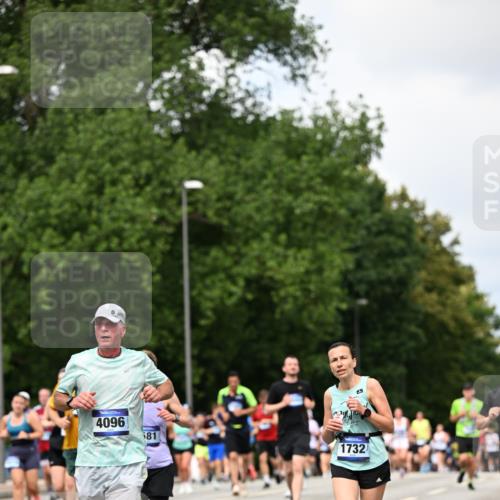 29.06.2025 - hella hamburg halbmarathon Dr. Thomas Lammeyer http://msf.ph/oto/8287840 29.06.2025 10:37:11 Kennedybrücke 1078, 1199, 1373, 1647, 1732, 1879, 2059, 2384, 2838, 2959, 3221, 3391, 3422, 3560, 3653, 3660, 3708, 4030, 4096, 4446, 4555, 5110, 5156, 5581, 6861, 7135, 7750, 8170, 8175, 8595, 8839, 8993, 9034, 9289, 9471, 9768, 9780, 9812, 10002, 10770 meine-sportfotos.de
