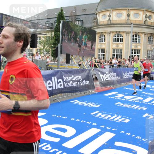 29.06.2025 - hella hamburg halbmarathon Michael Strokosch http://msf.ph/oto/8287842 29.06.2025 10:55:50 Ziel 1179, 1834, 3256, 5021, 6569, 6924, 7221, 8255, 10212, 12483, 12858, 13474, 14365, 16401, 16434, 16786, 18125, 18190, 18867, 19047 meine-sportfotos.de