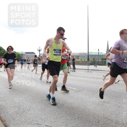 29.06.2025 - hella hamburg halbmarathon Lena Gebhardt http://msf.ph/oto/8287859 29.06.2025 10:36:05 Lombardsbrücke 2811, 12430, 36, 479, 1008, 1010, 1036, 1102, 1108, 1183, 1336, 1730, 1775, 1780, 1835, 2352, 2425, 2520, 2811, 2827, 2870, 3243, 3401, 3404, 3598, 3699, 3741, 3877, 3990, 4245, 4326, 4413, 4442, 4798, 4902, 4937, 5147, 5246, 5427, 5573, 5666, 5809, 5919, 6021, 6092, 6093, 6184, 6417, 6845, 6896, 7086, 7111, 7140, 7275, 7304, 7382, 7575, 7576, 8333, 8356, 8498, 8581, 8947, 9229, 9432, 9803, 9806, 9819, 10652, 12026, 12408 meine-sportfotos.de