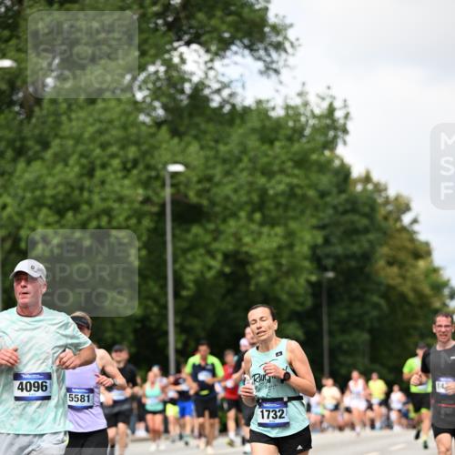 29.06.2025 - hella hamburg halbmarathon Dr. Thomas Lammeyer http://msf.ph/oto/8287870 29.06.2025 10:37:12 Kennedybrücke 1078, 1199, 1373, 1647, 1732, 1879, 2059, 2384, 2838, 2959, 3221, 3391, 3422, 3560, 3653, 3660, 3708, 4030, 4096, 4446, 4555, 5110, 5156, 5581, 6861, 7135, 7750, 8170, 8175, 8595, 8839, 8993, 9034, 9289, 9471, 9768, 9780, 9812, 10002, 10770 meine-sportfotos.de