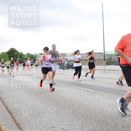 29.06.2025 - hella hamburg halbmarathon Lena Gebhardt http://msf.ph/oto/8287890 29.06.2025 10:55:32 Lombardsbrücke 1917, 7680, 11109, 1013, 1616, 1873, 1917, 2090, 2452, 3101, 3115, 3157, 3244, 3274, 3577, 4039, 4470, 4628, 4896, 5040, 5220, 5222, 5483, 5487, 5575, 6257, 6395, 6396, 6944, 7219, 7238, 7548, 7680, 7766, 7969, 8403, 8519, 8527, 8532, 8626, 8648, 9548, 9614, 9618, 9857, 9858, 9861, 9865, 9956, 10094, 10436, 10438, 10458, 10559, 10593, 10885, 11109, 11737, 11903, 11962, 11963, 12147, 12148, 12695, 12902, 13098, 13230, 13548, 14515, 14727, 15152, 15160, 16385 meine-sportfotos.de