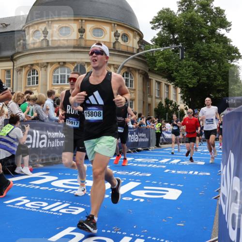29.06.2025 - hella hamburg halbmarathon Strokosch-Dieckow http://msf.ph/oto/8287927 29.06.2025 10:48:33 Ziel 1163, 1176, 2213, 4553, 5421, 9538, 10000, 10859, 10860, 11451, 11579, 12149, 12690, 12840, 13962, 14033, 14511, 14990, 15573, 15808, 15917, 17127, 17395, 17855, 18251, 18815 meine-sportfotos.de