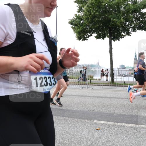 29.06.2025 - hella hamburg halbmarathon Lena Gebhardt http://msf.ph/oto/8287936 29.06.2025 10:46:38 Lombardsbrücke 1363, 1371, 1375, 1429, 1465, 1532, 1608, 1720, 1837, 1999, 2162, 2211, 2320, 2500, 2697, 2981, 3277, 3406, 3407, 3410, 3469, 3734, 3823, 4119, 4202, 4296, 4342, 4355, 4448, 4604, 5697, 5700, 5854, 6068, 6124, 6161, 6740, 7303, 7364, 7368, 7374, 7412, 7767, 7827, 7960, 7983, 8047, 8477, 8486, 8551, 8553, 8700, 9129, 9337, 9445, 9691, 10153, 10230, 11361, 11910, 12298, 12333, 12507, 12522, 13969, 14261, 15852, 16882, 16987 meine-sportfotos.de