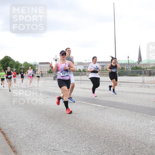 29.06.2025 - hella hamburg halbmarathon Lena Gebhardt http://msf.ph/oto/8287966 29.06.2025 10:55:32 Lombardsbrücke 1917, 5040, 351, 1013, 1616, 1873, 1917, 2090, 2452, 3101, 3115, 3157, 3244, 3274, 3577, 4039, 4470, 4628, 4896, 5040, 5220, 5222, 5483, 5487, 5575, 6257, 6395, 6396, 6944, 7219, 7238, 7548, 7680, 7766, 7969, 8403, 8519, 8527, 8532, 8626, 8648, 9548, 9614, 9618, 9857, 9858, 9861, 9865, 9956, 10094, 10436, 10438, 10458, 10559, 10593, 10885, 11109, 11737, 11903, 11962, 11963, 12147, 12148, 12695, 12902, 13098, 13230, 13548, 14515, 14727, 15152, 15160, 16385 meine-sportfotos.de