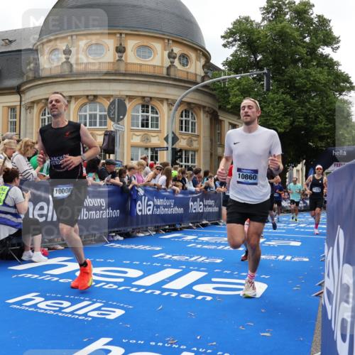 29.06.2025 - hella hamburg halbmarathon Strokosch-Dieckow http://msf.ph/oto/8287967 29.06.2025 10:48:35 Ziel 1163, 1176, 2213, 4553, 5421, 9538, 10000, 10859, 10860, 11579, 12149, 12690, 13962, 14033, 14511, 15384, 15573, 15808, 15917, 17127, 17395, 18251, 18815 meine-sportfotos.de