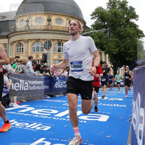 29.06.2025 - hella hamburg halbmarathon Strokosch-Dieckow http://msf.ph/oto/8287973 29.06.2025 10:48:35 Ziel 1163, 1176, 2213, 4553, 5421, 9538, 10000, 10859, 10860, 11579, 12149, 12690, 13962, 14033, 14511, 15384, 15573, 15808, 15917, 17127, 17395, 18251, 18815 meine-sportfotos.de