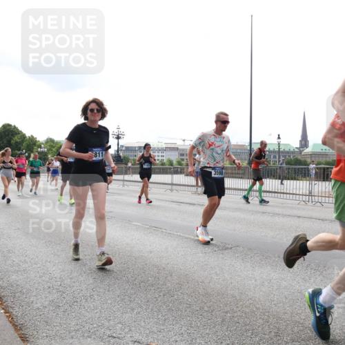 29.06.2025 - hella hamburg halbmarathon Lena Gebhardt http://msf.ph/oto/8287976 29.06.2025 10:36:06 Lombardsbrücke 1775, 811, 3598, 1243, 1008, 1010, 1036, 1102, 1108, 1183, 1336, 1730, 1775, 1780, 1835, 2352, 2425, 2520, 2811, 2827, 2870, 3243, 3401, 3404, 3598, 3699, 3741, 3877, 3990, 4245, 4326, 4413, 4442, 4798, 4902, 4937, 5246, 5427, 5540, 5573, 5666, 5809, 5919, 6021, 6092, 6093, 6184, 6417, 6845, 6896, 7086, 7111, 7140, 7275, 7304, 7575, 7576, 8333, 8356, 8498, 8581, 8947, 9229, 9432, 9803, 9806, 9819, 10652, 12408 meine-sportfotos.de