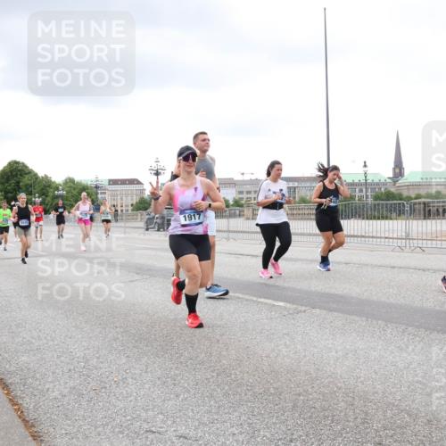 29.06.2025 - hella hamburg halbmarathon Lena Gebhardt http://msf.ph/oto/8288005 29.06.2025 10:55:32 Lombardsbrücke 1917, 21, 1013, 1616, 1873, 1917, 2090, 2452, 3101, 3115, 3157, 3244, 3274, 3577, 4039, 4470, 4628, 4896, 5040, 5220, 5222, 5483, 5487, 5575, 6257, 6395, 6396, 6944, 7219, 7238, 7548, 7680, 7766, 7969, 8403, 8519, 8527, 8532, 8626, 8648, 9548, 9614, 9618, 9857, 9858, 9861, 9865, 9956, 10094, 10436, 10438, 10458, 10559, 10593, 10885, 11109, 11737, 11903, 11962, 11963, 12147, 12148, 12695, 12902, 13098, 13230, 13548, 14515, 14727, 15152, 15160, 16385 meine-sportfotos.de