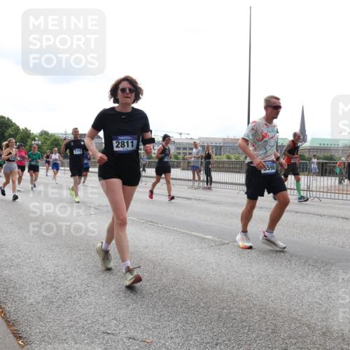 29.06.2025 - hella hamburg halbmarathon Lena Gebhardt http://msf.ph/oto/8288008 29.06.2025 10:36:06 Lombardsbrücke 1775, 2811, 598, 1008, 1010, 1036, 1102, 1108, 1183, 1336, 1730, 1775, 1780, 1835, 2352, 2425, 2520, 2811, 2827, 2870, 3243, 3401, 3404, 3598, 3699, 3741, 3877, 3990, 4245, 4326, 4413, 4442, 4798, 4902, 4937, 5246, 5427, 5540, 5573, 5666, 5809, 5919, 6021, 6092, 6093, 6184, 6417, 6845, 6896, 7086, 7111, 7140, 7275, 7304, 7575, 7576, 8333, 8356, 8498, 8581, 8947, 9229, 9432, 9803, 9806, 9819, 10652, 12408 meine-sportfotos.de