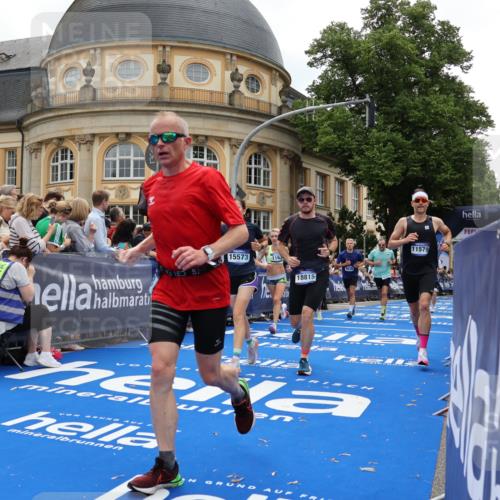29.06.2025 - hella hamburg halbmarathon Strokosch-Dieckow http://msf.ph/oto/8288024 29.06.2025 10:48:36 Ziel 1163, 1176, 2213, 2442, 4553, 5421, 9538, 10000, 10859, 10860, 11579, 12149, 12690, 14033, 14511, 15384, 15573, 15808, 15917, 17127, 17395, 18251, 18815 meine-sportfotos.de