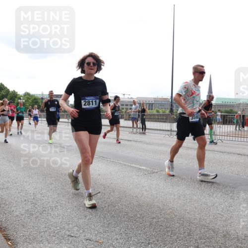 29.06.2025 - hella hamburg halbmarathon Lena Gebhardt http://msf.ph/oto/8288053 29.06.2025 10:36:06 Lombardsbrücke 1775, 2811, 3598, 1008, 1010, 1036, 1102, 1108, 1183, 1336, 1730, 1775, 1780, 1835, 2352, 2425, 2520, 2811, 2827, 2870, 3243, 3401, 3404, 3598, 3699, 3741, 3877, 3990, 4245, 4326, 4413, 4442, 4798, 4902, 4937, 5246, 5427, 5540, 5573, 5666, 5809, 5919, 6021, 6092, 6093, 6184, 6417, 6845, 6896, 7086, 7111, 7140, 7275, 7304, 7575, 7576, 8333, 8356, 8498, 8581, 8947, 9229, 9432, 9803, 9806, 9819, 10652, 12408 meine-sportfotos.de
