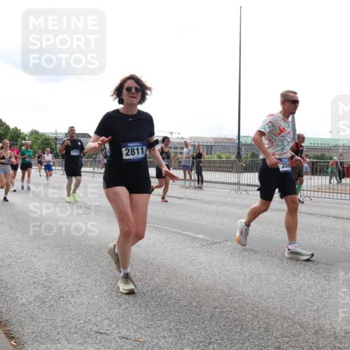 29.06.2025 - hella hamburg halbmarathon Lena Gebhardt http://msf.ph/oto/8288080 29.06.2025 10:36:06 Lombardsbrücke 1775, 2811, 000, 359, 1008, 1010, 1036, 1102, 1108, 1183, 1336, 1730, 1775, 1780, 1835, 2352, 2425, 2520, 2811, 2827, 2870, 3243, 3401, 3404, 3598, 3699, 3741, 3877, 3990, 4245, 4326, 4413, 4442, 4798, 4902, 4937, 5246, 5427, 5540, 5573, 5666, 5809, 5919, 6021, 6092, 6093, 6184, 6417, 6845, 6896, 7086, 7111, 7140, 7275, 7304, 7575, 7576, 8333, 8356, 8498, 8581, 8947, 9229, 9432, 9803, 9806, 9819, 10652, 12408 meine-sportfotos.de