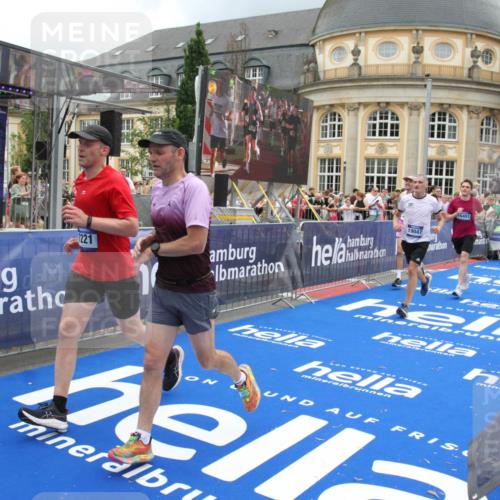 29.06.2025 - hella hamburg halbmarathon Michael Strokosch http://msf.ph/oto/8288089 29.06.2025 10:55:52 Ziel 1179, 2612, 3256, 3668, 4772, 5021, 6569, 7221, 7976, 12858, 13474, 14365, 16401, 16434, 16786, 18125, 18867, 19047 meine-sportfotos.de