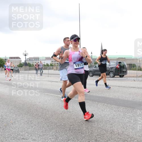 29.06.2025 - hella hamburg halbmarathon Lena Gebhardt http://msf.ph/oto/8288105 29.06.2025 10:55:33 Lombardsbrücke 76, 1917, 46, 5040, 351, 1013, 1616, 1873, 1917, 2090, 2452, 3101, 3115, 3157, 3244, 3274, 3577, 4039, 4470, 4628, 4896, 5040, 5220, 5222, 5483, 5487, 5575, 6257, 6395, 6396, 6944, 7219, 7548, 7680, 7766, 7969, 8110, 8403, 8519, 8527, 8532, 8626, 8648, 9548, 9614, 9618, 9857, 9858, 9861, 9865, 9956, 10094, 10436, 10438, 10458, 10559, 10593, 10885, 11109, 11737, 11903, 11962, 11963, 12147, 12148, 12695, 12902, 13098, 13230, 14515, 14727, 15152, 15160, 16385 meine-sportfotos.de