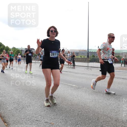 29.06.2025 - hella hamburg halbmarathon Lena Gebhardt http://msf.ph/oto/8288106 29.06.2025 10:36:06 Lombardsbrücke 1775, 2811, 35, 1008, 1010, 1036, 1102, 1108, 1183, 1336, 1730, 1775, 1780, 1835, 2352, 2425, 2520, 2811, 2827, 2870, 3243, 3401, 3404, 3598, 3699, 3741, 3877, 3990, 4245, 4326, 4413, 4442, 4798, 4902, 4937, 5246, 5427, 5540, 5573, 5666, 5809, 5919, 6021, 6092, 6093, 6184, 6417, 6845, 6896, 7086, 7111, 7140, 7275, 7304, 7575, 7576, 8333, 8356, 8498, 8581, 8947, 9229, 9432, 9803, 9806, 9819, 10652, 12408 meine-sportfotos.de