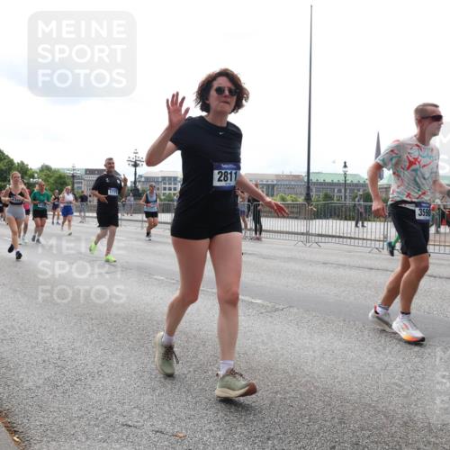 29.06.2025 - hella hamburg halbmarathon Lena Gebhardt http://msf.ph/oto/8288136 29.06.2025 10:36:06 Lombardsbrücke 1775, 2811, 3598, 1008, 1010, 1036, 1102, 1108, 1183, 1336, 1730, 1775, 1780, 1835, 2352, 2425, 2520, 2811, 2827, 2870, 3243, 3401, 3404, 3598, 3699, 3741, 3877, 3990, 4245, 4326, 4413, 4442, 4798, 4902, 4937, 5246, 5427, 5540, 5573, 5666, 5809, 5919, 6021, 6092, 6093, 6184, 6417, 6845, 6896, 7086, 7111, 7140, 7275, 7304, 7575, 7576, 8333, 8356, 8498, 8581, 8947, 9229, 9432, 9803, 9806, 9819, 10652, 12408 meine-sportfotos.de