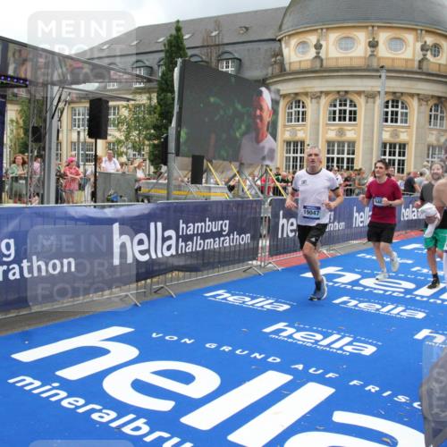 29.06.2025 - hella hamburg halbmarathon Michael Strokosch http://msf.ph/oto/8288154 29.06.2025 10:55:53 Ziel 1179, 2612, 3256, 3668, 4772, 5021, 6569, 7221, 7976, 12858, 13474, 14365, 16401, 16434, 16786, 18125, 18867, 19047 meine-sportfotos.de