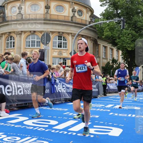 29.06.2025 - hella hamburg halbmarathon Strokosch-Dieckow http://msf.ph/oto/8288209 29.06.2025 10:48:38 Ziel 1094, 1163, 1176, 2213, 2442, 4553, 5421, 9538, 10000, 10859, 11579, 12533, 14511, 15384, 15573, 15917, 17127, 18815 meine-sportfotos.de