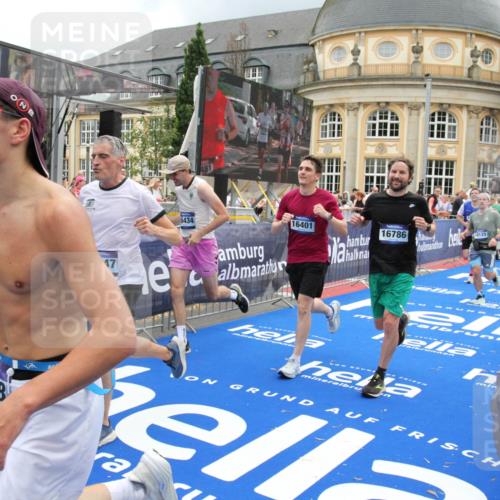 29.06.2025 - hella hamburg halbmarathon Michael Strokosch http://msf.ph/oto/8288250 29.06.2025 10:55:54 Ziel 1179, 2612, 3256, 3668, 4772, 6569, 7221, 7976, 8968, 9246, 12858, 13474, 16401, 16434, 16786, 18125, 18867, 19047 meine-sportfotos.de
