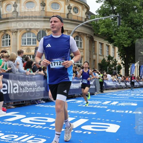 29.06.2025 - hella hamburg halbmarathon Strokosch-Dieckow http://msf.ph/oto/8288265 29.06.2025 10:48:40 Ziel 1094, 1163, 1176, 1884, 1892, 2213, 2442, 4553, 5421, 9482, 9538, 10859, 11519, 11579, 12533, 14511, 15384, 15573, 17007, 17127, 18815 meine-sportfotos.de