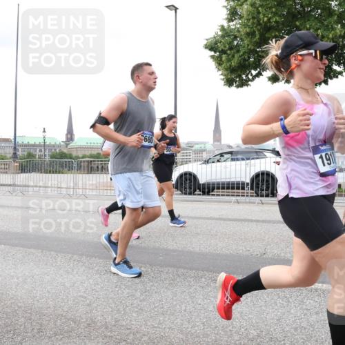 29.06.2025 - hella hamburg halbmarathon Lena Gebhardt http://msf.ph/oto/8288300 29.06.2025 10:55:34 Lombardsbrücke 680, 50, 1911, 1013, 1616, 1873, 1917, 2090, 2452, 3101, 3115, 3157, 3244, 3577, 4039, 4470, 4628, 4896, 5040, 5220, 5222, 5483, 5487, 5575, 6257, 6395, 6396, 6944, 7219, 7548, 7680, 7766, 7969, 8110, 8403, 8519, 8527, 8532, 8626, 8648, 9548, 9614, 9618, 9857, 9858, 9861, 9865, 9956, 10094, 10436, 10438, 10458, 10559, 10593, 10885, 11109, 11737, 11903, 11962, 11963, 12147, 12148, 12695, 12902, 13098, 13230, 14515, 14727, 15152, 15160, 16385 meine-sportfotos.de